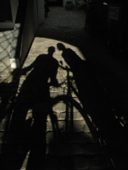 Nuestras sombras en un rincón de la ciudad