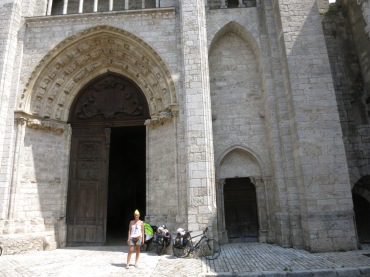 Mayte y las bicis en el pórtico de una iglesia de Blois