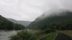El cañón del Doubs con la niebla en las laderas