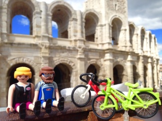 Con el anfiteatro romano de Arles al fondo