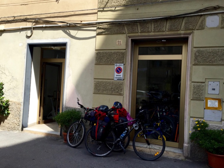En la puerta del taller de bicis de Marco, en Génova (grazie Marco)