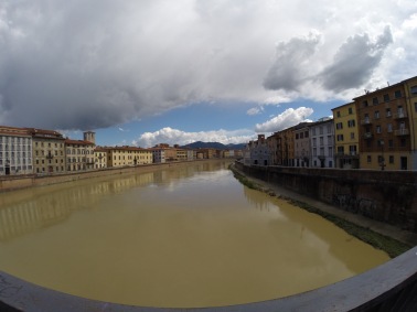 Vista del Arno a su paso por Pisa