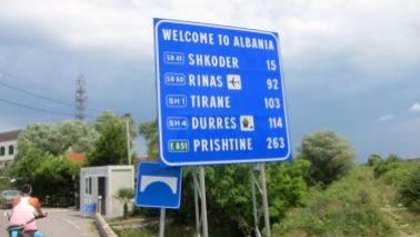 Entrada en Albania